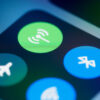 Perché il Bluetooth di alcuni smartphone non riproduce i messaggi vocali di WhatsApp e di altre app? Le differenze rispetto a Samsung e Apple